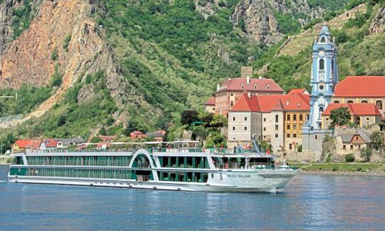 Cruceros fluviales en Innsbruck, Austria, en el barco «Amadeus Brilliant» de 361 pies