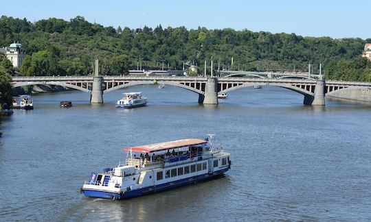 Passeio de cruzeiro pelo rio Porto em Praga