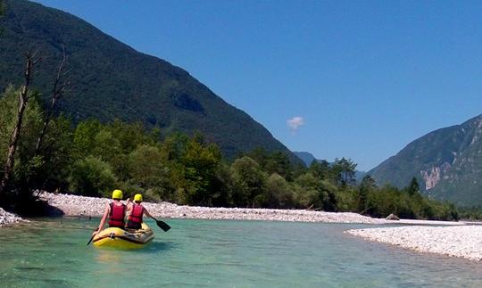 Passeio de canoa em miniraft em Bovec, Eslovênia