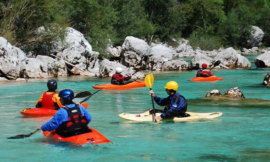 Viagem única de caiaque e aulas em Bovec, Eslovênia