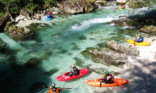 Viagem única de caiaque e aulas em Bovec, Eslovênia