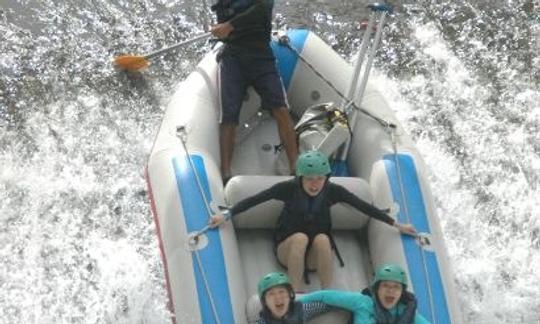 Canotaje en aguas bravas en Bali en el río Telaga Waja