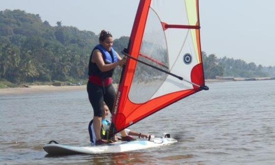 Leçon de planche à voile 150 minutes Départ du cours Grand Hyatt Goa, Bambolim Beach