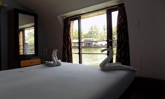 Houseboat Bedroom and glass window to enjoy outer view of backwaters