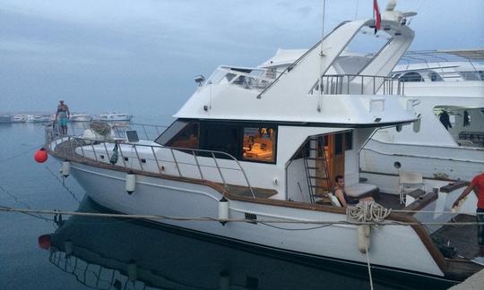 Yacht à moteur design en bois pour 6 personnes à Hurghada