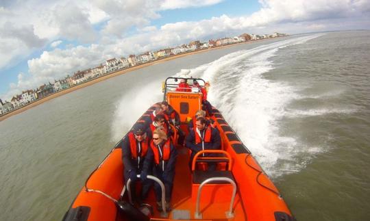 ¡Descubra los acantilados blancos y más allá a bordo de nuestro Dover Explorer RIB!