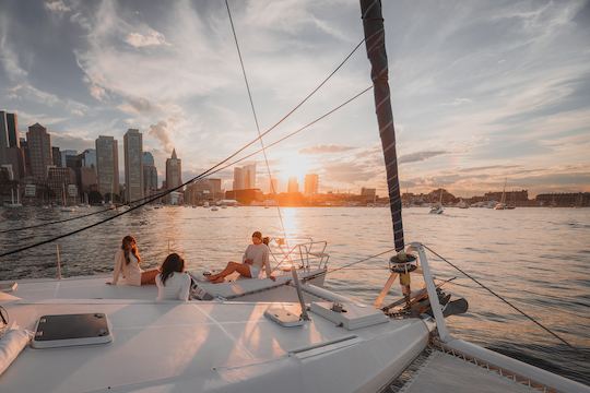 Elegante catamarã de 43 pés: experimente o porto de Boston com estilo! 