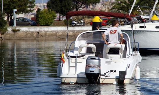 Découvrez Santander, en Espagne, sur un bateau Cuddy Cabin de 18 pieds