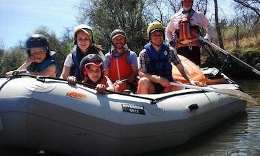 Rafting em corredeiras no rio Vaal em Vanderbijlpark, África do Sul