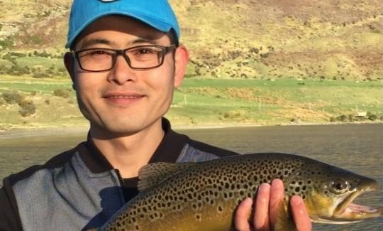 Pesca guiada em barco à deriva em Queenstown com Simon