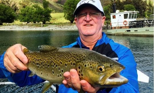 Pesca guiada em barco à deriva em Queenstown com Simon