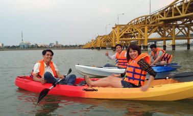 Aluguel de caiaque na cidade de Da Nang, Vietnã