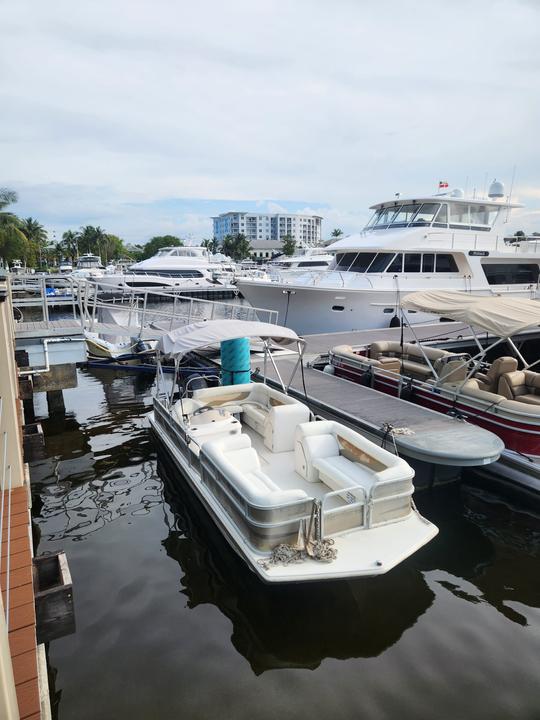 ¡Experimente el pontón Hurricane de 23 pies en Fort Lauderdale!