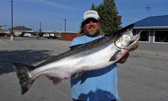 Viajes de pesca totalmente fletados en el lago Michigan para salmones y truchas.