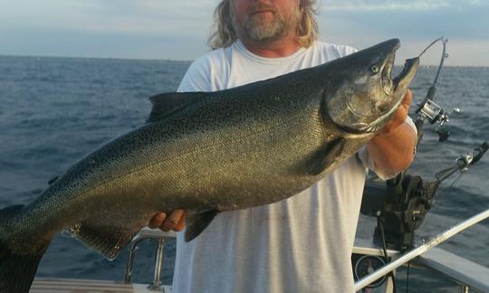 Viajes de pesca totalmente fletados en el lago Michigan para salmones y truchas.