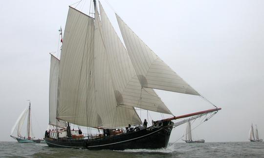 Aldebaran una goleta de vela Aldebaran de 118 pies de eslora en Harlingen, Países Bajos