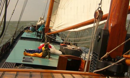 Aldebaran una goleta de vela Aldebaran de 118 pies de eslora en Harlingen, Países Bajos