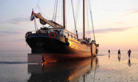 Aldebaran una goleta de vela Aldebaran de 118 pies de eslora en Harlingen, Países Bajos