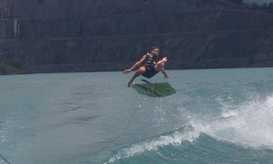 Desfrute de aulas de wakeboard na praia de Monastiri, Paros