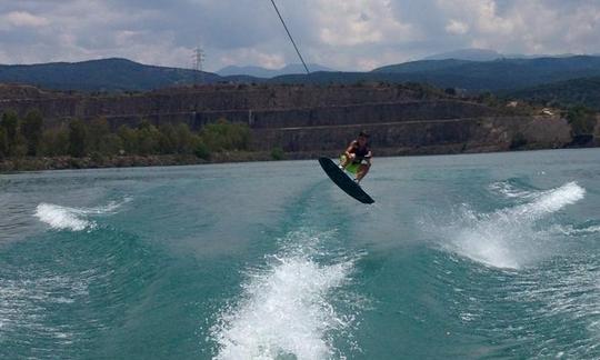 Desfrute de aulas de wakeboard na praia de Monastiri, Paros