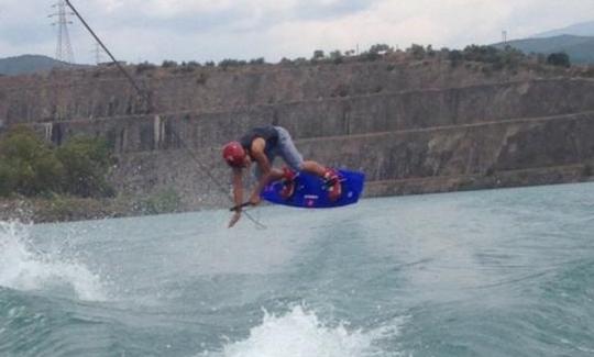 Desfrute de aulas de wakeboard na praia de Monastiri, Paros