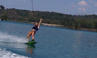 Profitez de cours de wakeboard sur la plage de Monastiri, à Paros