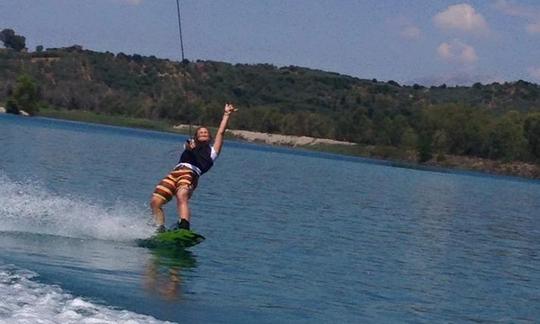 Desfrute de aulas de wakeboard na praia de Monastiri, Paros