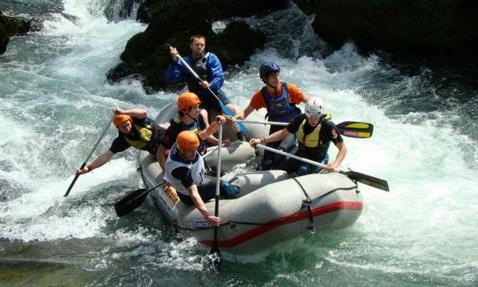 Canotaje en el río Korana en Slunj, Croacia