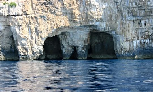 Disfrute del paquete turístico Blue Cave en la isla de Vis, Croacia