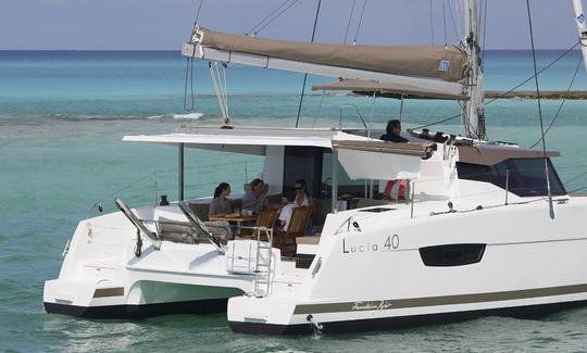 Catamarán de crucero Charter Fountaine Pajot Lucia 40 en Palamós, España