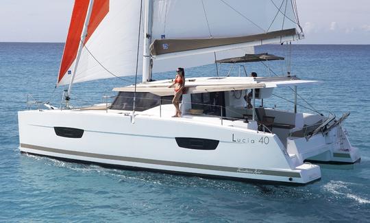 Catamarán de crucero Charter Fountaine Pajot Lucia 40 en Palamós, España