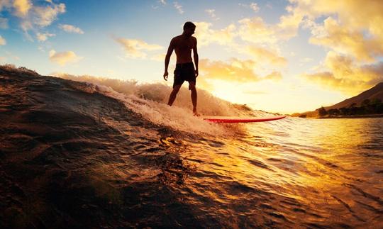 Profitez de cours de surf à Porto Pollo, en Sardaigne