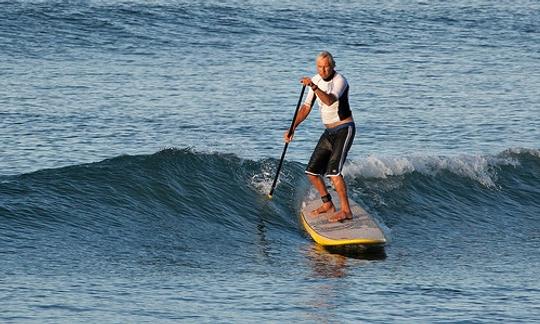 Disfruta del surf de remo en Porto Pollo, isla de Cerdeña