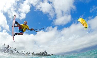 Disfruta de clases de kitesurf en Porto Pollo, isla de Cerdeña