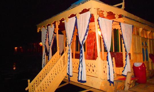 Rent a Houseboat on Dal Lake in Srinagar, India