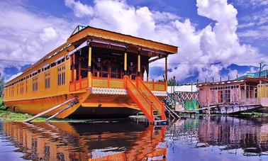 Rent a Houseboat on Dal Lake in Srinagar, India