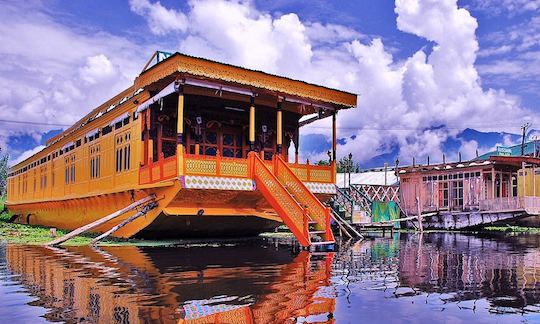 Rent a Houseboat on Dal Lake in Srinagar, India