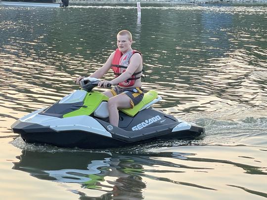 Alquiler de moto acuática Sea-Doo Spark de 2 plazas 2023 en Lake Geneva, Wisconsin y Fox Lake, Illinois