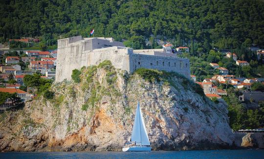 Passeios diurnos de iate à vela com capitão (8 horas e 9 pessoas)