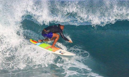 Navega sobre las olas de Bali, Indonesia