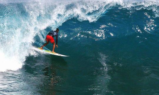 Navega sobre las olas de Bali, Indonesia