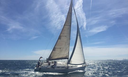 Barco à vela exclusivo Beneteau 39.3 Cyclades em Barcelona, Catalunha