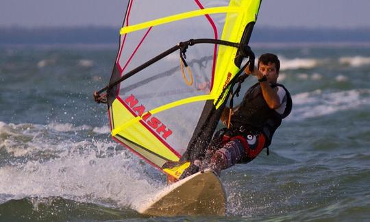 Desfrute de windsurf em Kovalam, Tamil Nadu