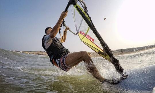 Desfrute de windsurf em Kovalam, Tamil Nadu