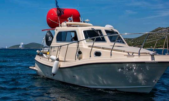 Charter 31' Motor Yacht in Zadar, Croatia