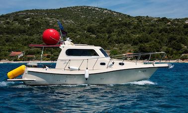 Charter 31' Motor Yacht in Zadar, Croatia