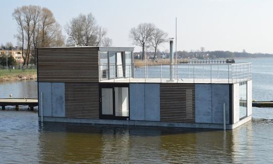 Alójese en la casa flotante HT7 XXL con 3 dormitorios y sauna en Mielno, Polonia