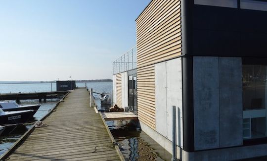 Alójese en la casa flotante HT7 XXL con 3 dormitorios y sauna en Mielno, Polonia