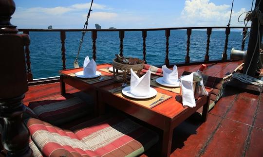 Profitez du coucher du soleil et d'un dîner-croisière aux fruits de mer au barbecue à Krabi, en Thaïlande, sur un voilier