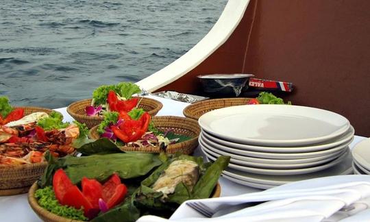 Profitez du coucher du soleil et d'un dîner-croisière aux fruits de mer au barbecue à Krabi, en Thaïlande, sur un voilier